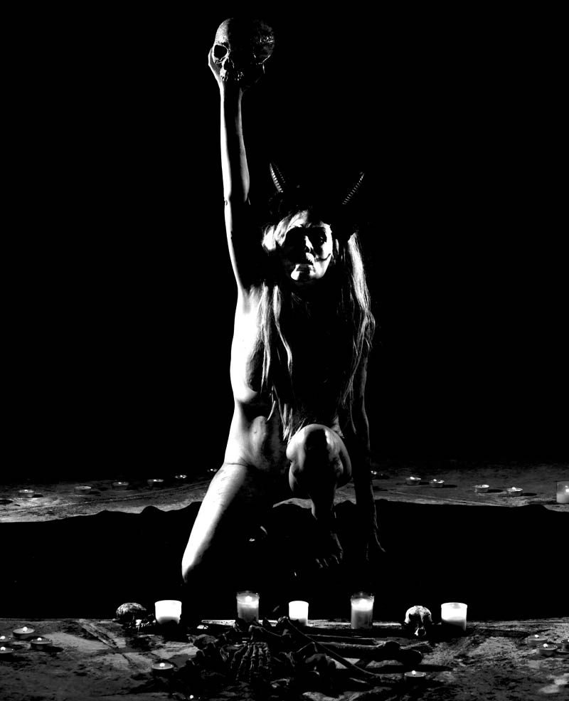 Desnudo tapando con postura y sombras. Fotografía por Manuel Trigo, A Cámara producciones.