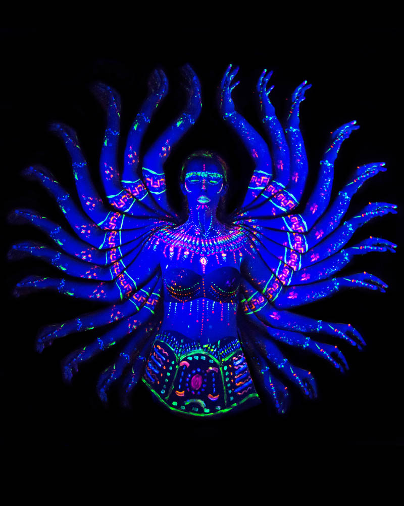 Bodypainting fluorescente con luz ultravioleta. Fotografía y edición por Manuel Trigo, A Cámara producciones.