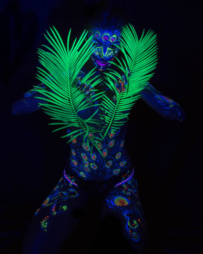Bodypainting fluorescente con luz ultravioleta. Fotografía y edición por Manuel Trigo, A Cámara producciones.