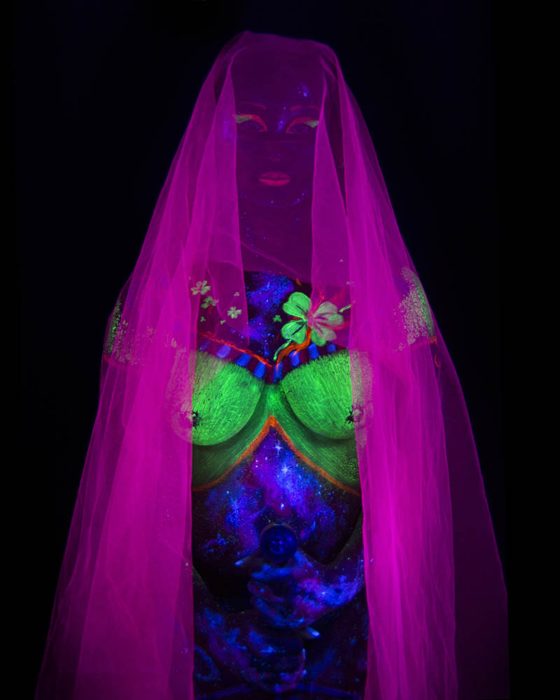 Bodypainting fluorescente con luz ultravioleta. Fotografía y edición por Manuel Trigo, A Cámara producciones.