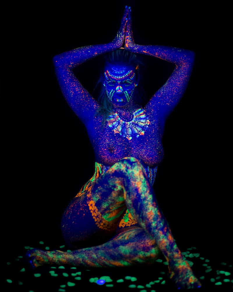 Fotografía y bodypainting fluorescente con luz ultravioleta por Manuel Trigo, A Cámara producciones.