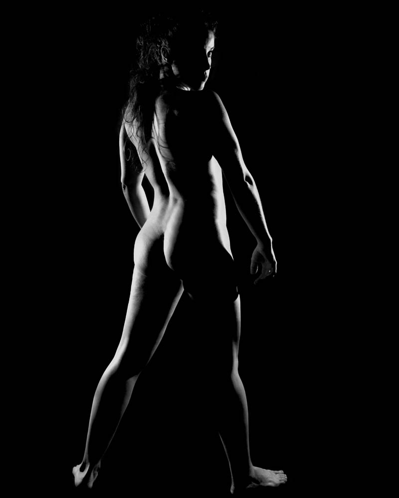 Desnudo tapando con postura y sombras. Dos flashes laterales
