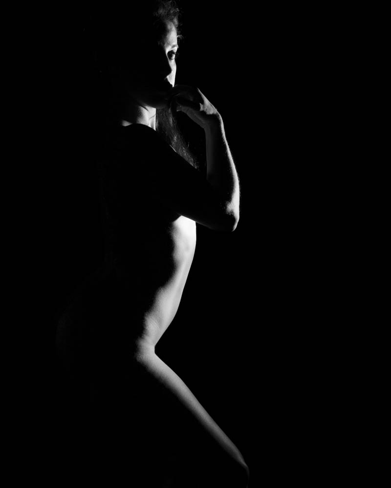 Desnudo tapando con postura y sombras. Iluminación artística