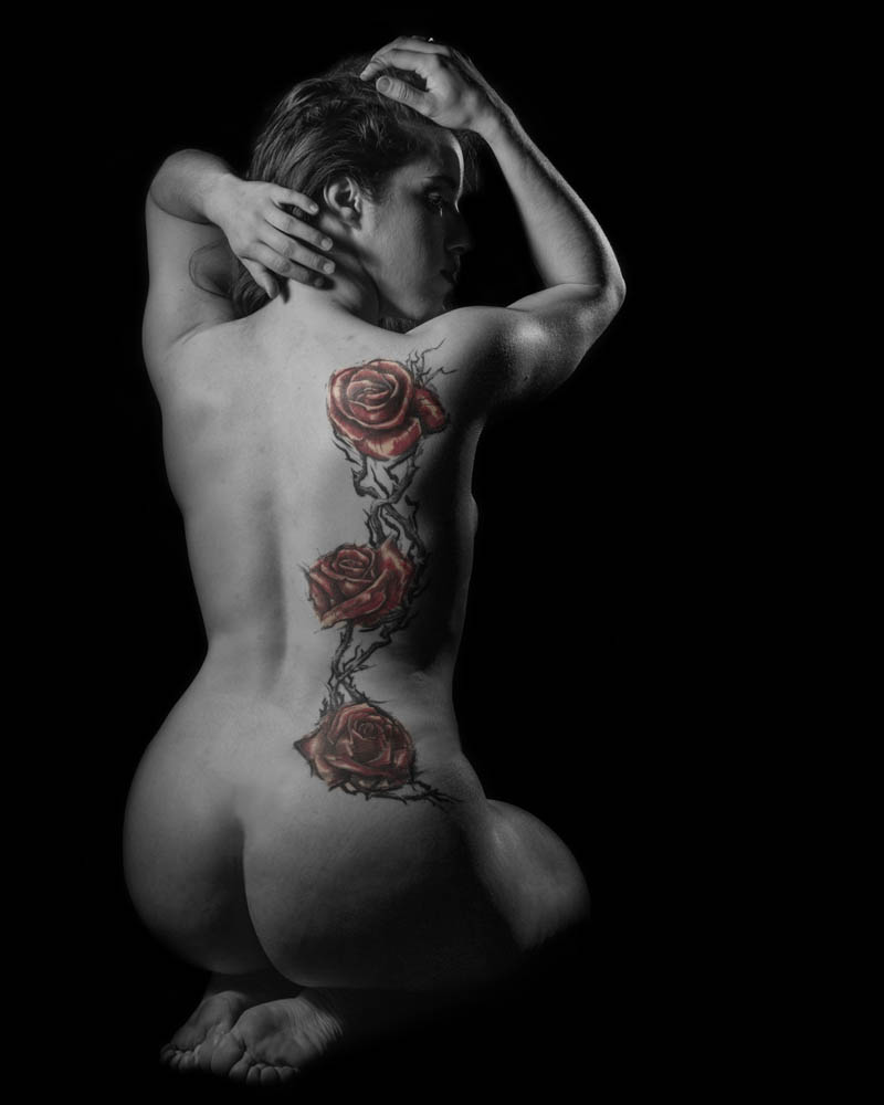 Desnudo tapando con postura, pero mostrando la espalda y con atención en tatuaje