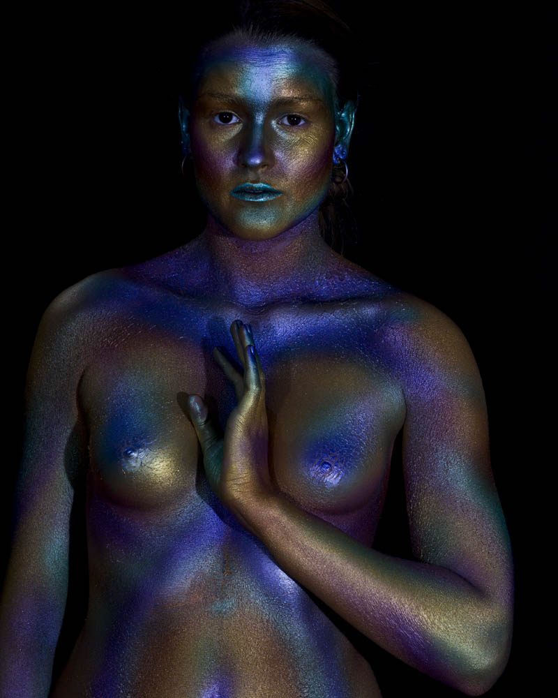 Fotografía y bodypainting con pintura metalizada por Manuel Trigo, A Cámara producciones. Pintura metálica, purpurina, efecto cromo, efecto bronce.