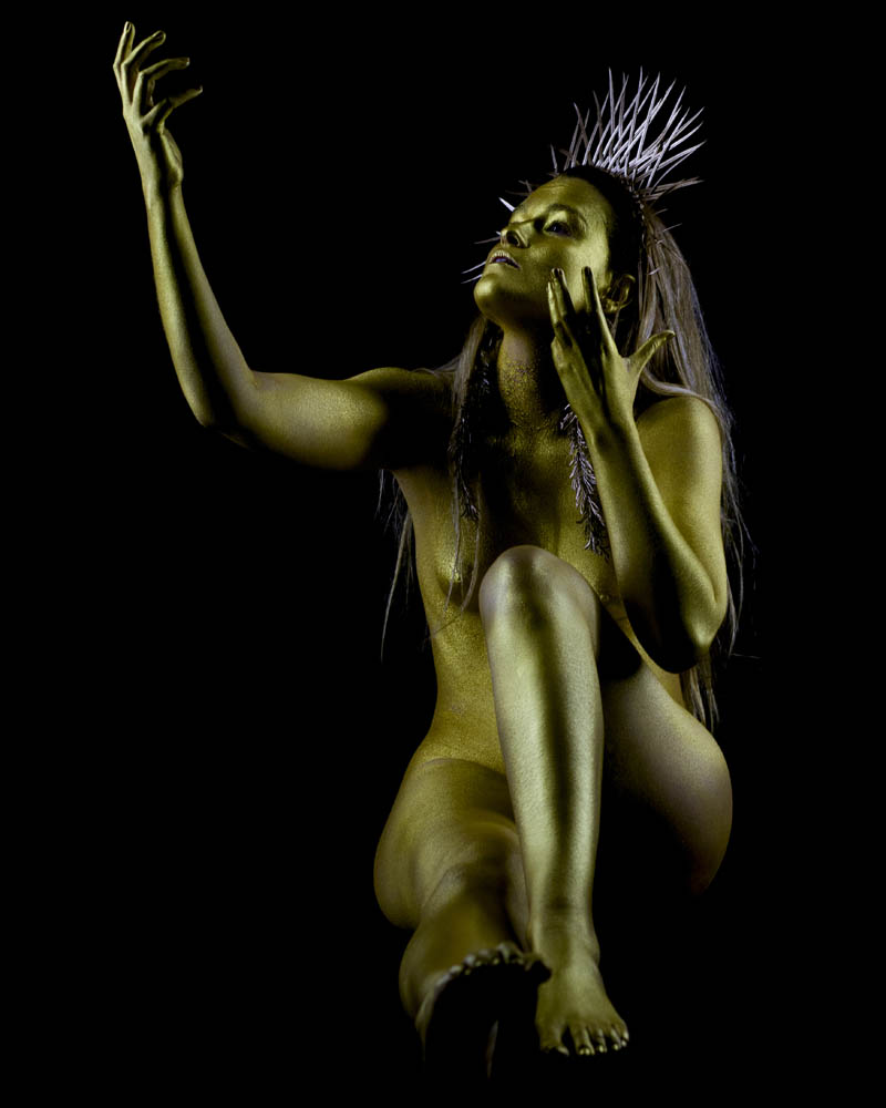 Fotografía y bodypainting con pintura metalizada dorada por Manuel Trigo, A Cámara producciones. Pintura metálica, purpurina, efecto oro, efecto dorado.