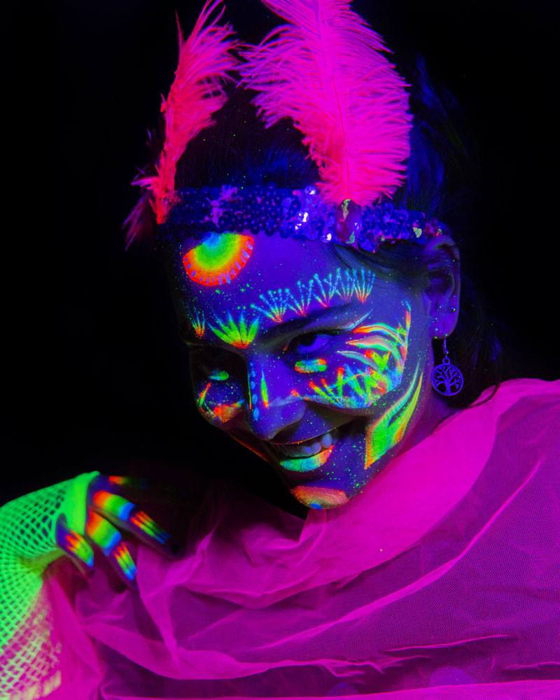 Fotografía y bodypainting fluorescente con luz ultravioleta por Manuel Trigo, A Cámara producciones.