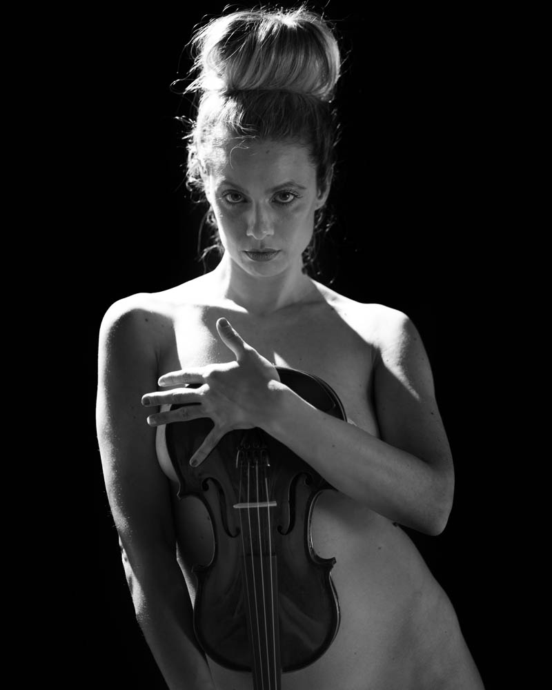 Desnudo tapando con violín