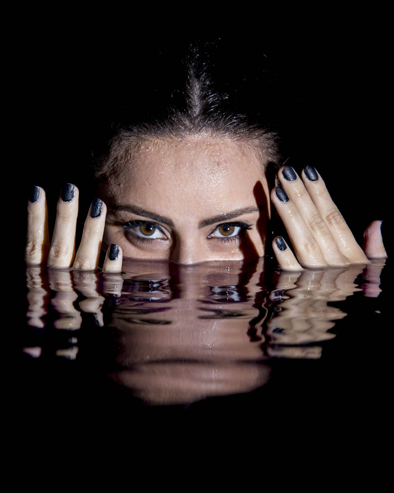 reflejo de ojos en piscina de noche