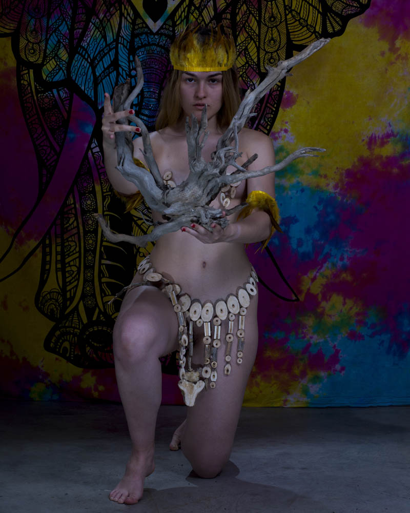 Semidesnudo artístico tapando con ligero atuendo tribalen artesanía de madera de paulownia