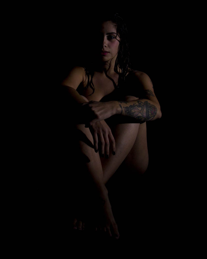 Sara Olivares, sentada. Desnudo. Postura y sombras. Manuel Trigo.