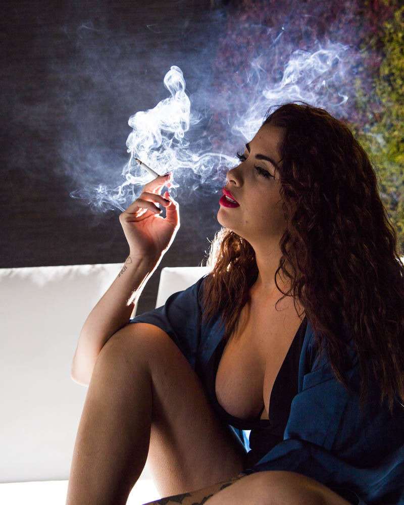 Sara Olivares, lencería con humo. Fotografo Manuel Trigo.