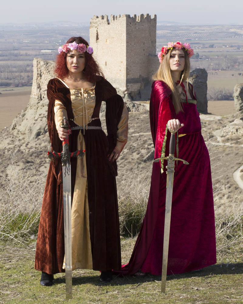 Sara Trujillo y Jenny, medieval con espadas y castillo de Oreja